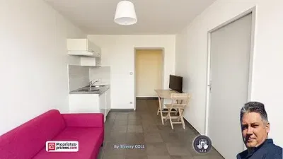 Cuisine; électroménager, carrelage, lumière naturelle, style moderne