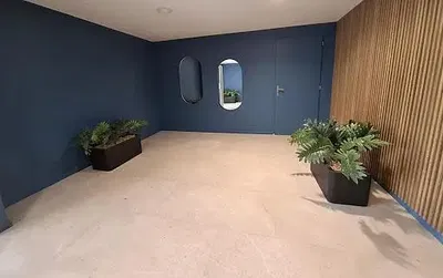 Cuisine; électroménager, carrelage, lumière naturelle, style moderne