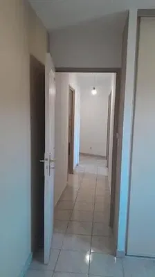 Cuisine; électroménager, parquet, lumière naturelle, style moderne