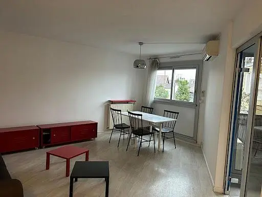 Cuisine; électroménager, parquet, lumière naturelle, style moderne