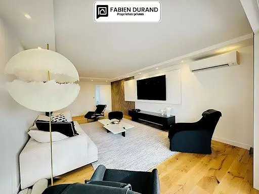 مطبخ; أجهزة المطبخ, أرضية خشبية, ضوء طبيعي, أسلوب عصري