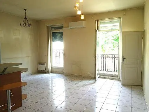 Cuisine; électroménager, parquet, lumière naturelle, style moderne