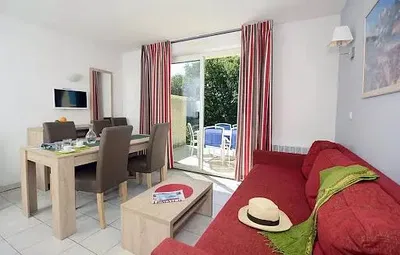 Küche; küchengeräte, holzboden, tageslicht, moderner stil