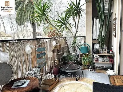 Cuisine; électroménager, parquet, lumière naturelle, style moderne