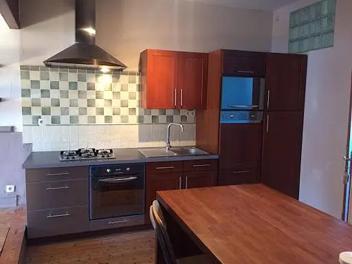 Cuisine; électroménager, parquet, lumière naturelle, style moderne