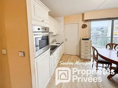 Küche; küchengeräte, holzboden, tageslicht, moderner stil