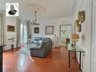 Cuisine; électroménager, parquet, lumière naturelle, style moderne