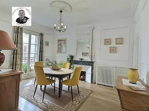 Cuisine; électroménager, parquet, lumière naturelle, style moderne