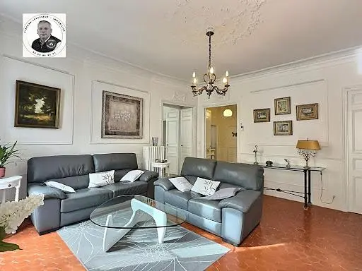 Cuisine; électroménager, parquet, lumière naturelle, style moderne