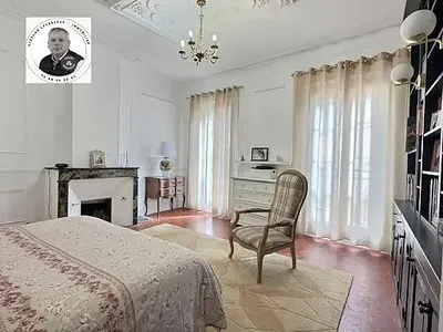 Kuchnia; sprzęt kuchenny, podłoga drewniana, światło dzienne, styl nowoczesny