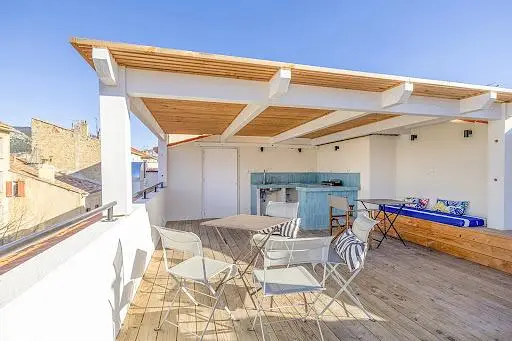 Κουζίνα; συσκευές κουζίνας, ξύλινο πάτωμα, φυσικό φως, μοντέρνο στυλ