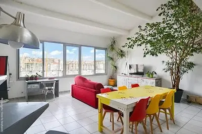 Cuisine; électroménager, parquet, lumière naturelle, style moderne