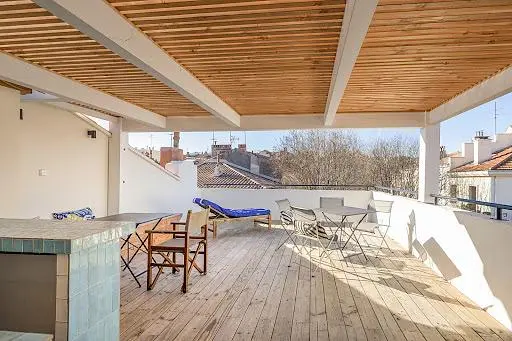 Κουζίνα; συσκευές κουζίνας, ξύλινο πάτωμα, φυσικό φως, μοντέρνο στυλ