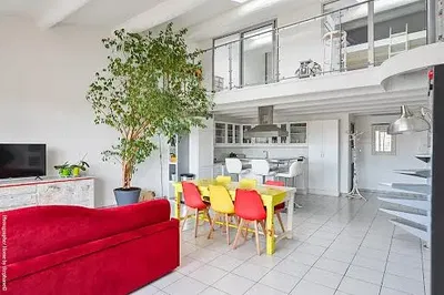 Cuisine; électroménager, parquet, lumière naturelle, style moderne