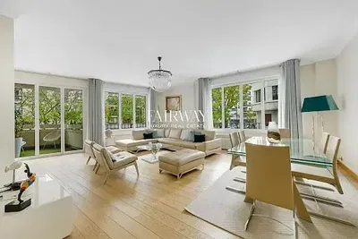 مطبخ; أجهزة المطبخ, أرضية خشبية, ضوء طبيعي, أسلوب عصري