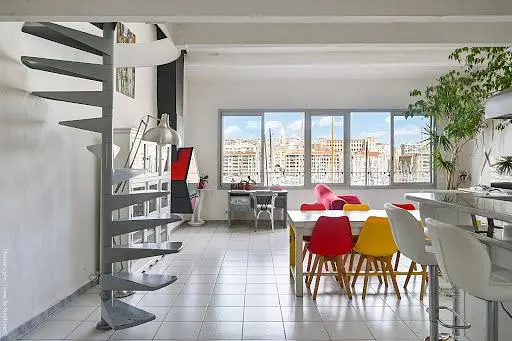 Cuisine; électroménager, parquet, lumière naturelle, style moderne