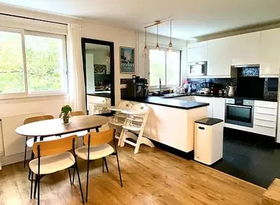 Kuchyně; kuchyňské spotřebiče, dřevěná podlaha, přirozené světlo, moderní styl