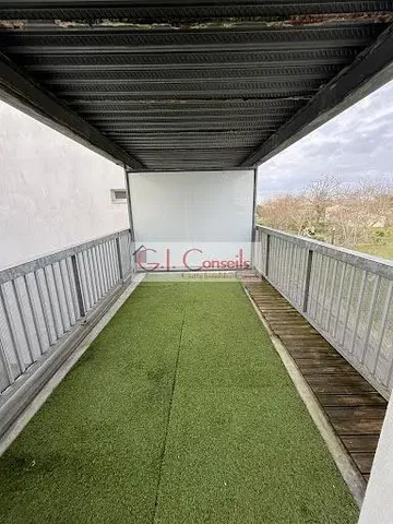 Κουζίνα; συσκευές κουζίνας, ξύλινο πάτωμα, φυσικό φως, μοντέρνο στυλ