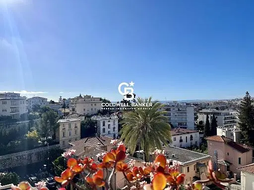 Кухня; кухненски уреди, дървен под, естествена светлина, модерен стил