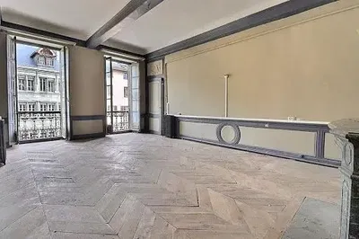 Küche; küchengeräte, holzboden, tageslicht, moderner stil