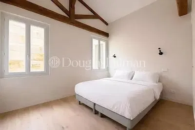 Κουζίνα; συσκευές κουζίνας, ξύλινο πάτωμα, φυσικό φως, μοντέρνο στυλ