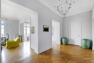 Cuisine; électroménager, parquet, lumière naturelle, style moderne