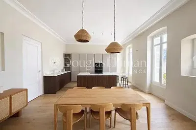 Σαλόνι; ξύλινο πάτωμα, φυσικό φως, μοντέρνο στυλ