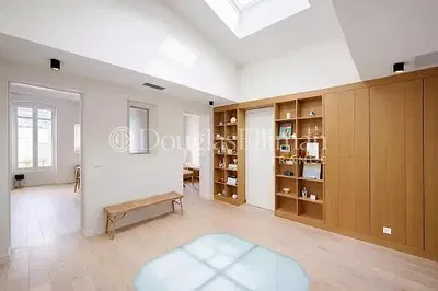 Κουζίνα; συσκευές κουζίνας, πλακάκια, φυσικό φως, μοντέρνο στυλ