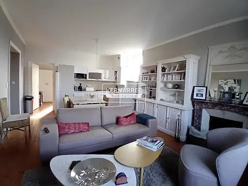 Küche; küchengeräte, holzboden, tageslicht, moderner stil