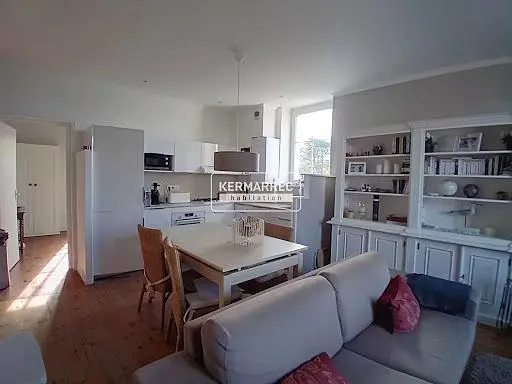 Küche; küchengeräte, holzboden, tageslicht, moderner stil