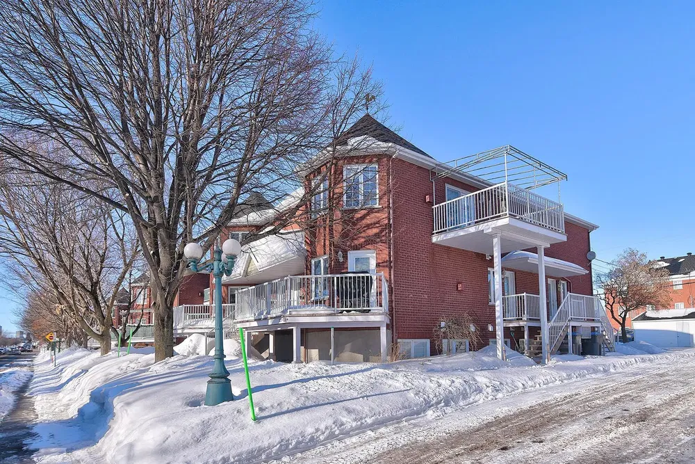 Küche; küchengeräte, holzboden, tageslicht, moderner stil