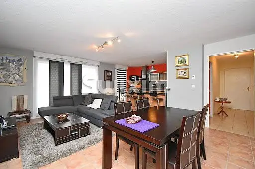 مطبخ; أجهزة المطبخ, أرضية خشبية, ضوء طبيعي, أسلوب عصري