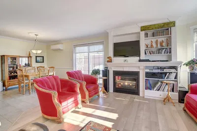 مطبخ; أجهزة المطبخ, أرضية خشبية, ضوء طبيعي, أسلوب عصري