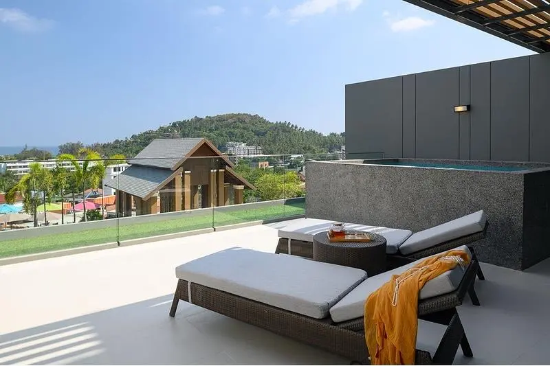 Kuchyně; kuchyňské spotřebiče, dřevěná podlaha, přirozené světlo, moderní styl