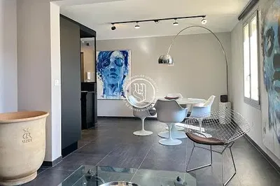 Cuisine; électroménager, parquet, lumière naturelle, style moderne