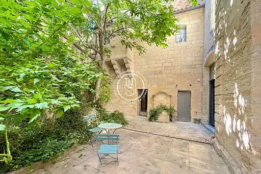 Кухня; кухненски уреди, дървен под, естествена светлина, модерен стил