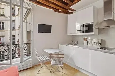 Cuisine; électroménager, parquet, lumière naturelle, style moderne