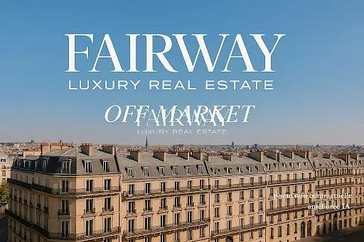 Кухиња; кухињски апарати, дрвени под, природно светло, модерни стил