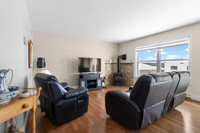 غرفة معيشة; أرضية خشبية, ضوء طبيعي, أسلوب عصري