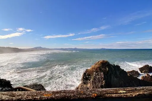 Κουζίνα; συσκευές κουζίνας, ξύλινο πάτωμα, φυσικό φως, μοντέρνο στυλ