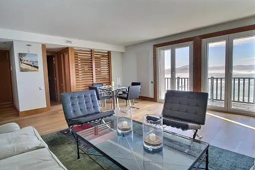 Κουζίνα; συσκευές κουζίνας, ξύλινο πάτωμα, φυσικό φως, μοντέρνο στυλ