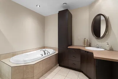 مطبخ; أجهزة المطبخ, أرضية خشبية, ضوء طبيعي, أسلوب عصري