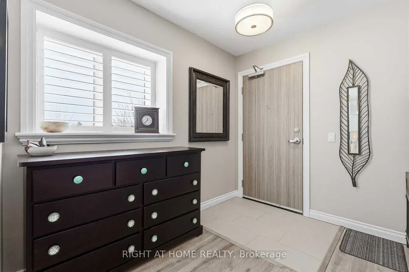 Keuken; keukenapparatuur, houten vloer, natuurlijk licht, moderne stijl