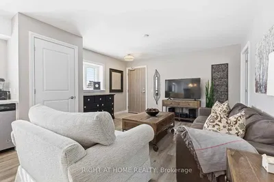 Keuken; keukenapparatuur, houten vloer, natuurlijk licht, moderne stijl