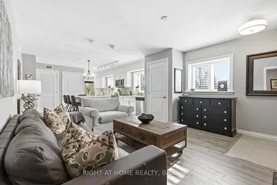 Keuken; keukenapparatuur, houten vloer, natuurlijk licht, moderne stijl