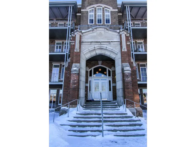 Keuken; keukenapparatuur, houten vloer, natuurlijk licht, moderne stijl