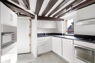 Cuisine; électroménager, parquet, lumière naturelle, style moderne