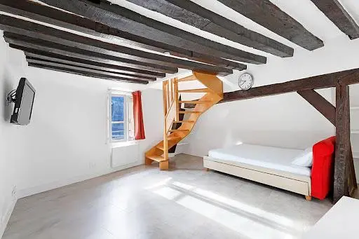 Cuisine; électroménager, parquet, lumière naturelle, style moderne