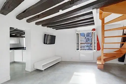 Cuisine; électroménager, parquet, lumière naturelle, style moderne