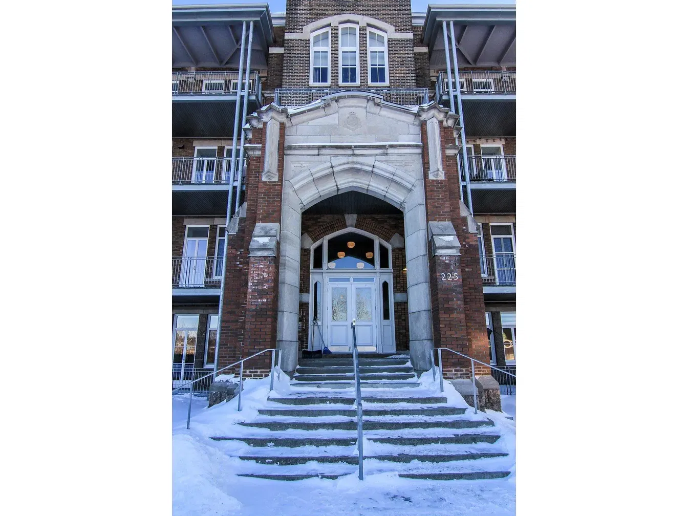 Keuken; keukenapparatuur, houten vloer, natuurlijk licht, moderne stijl